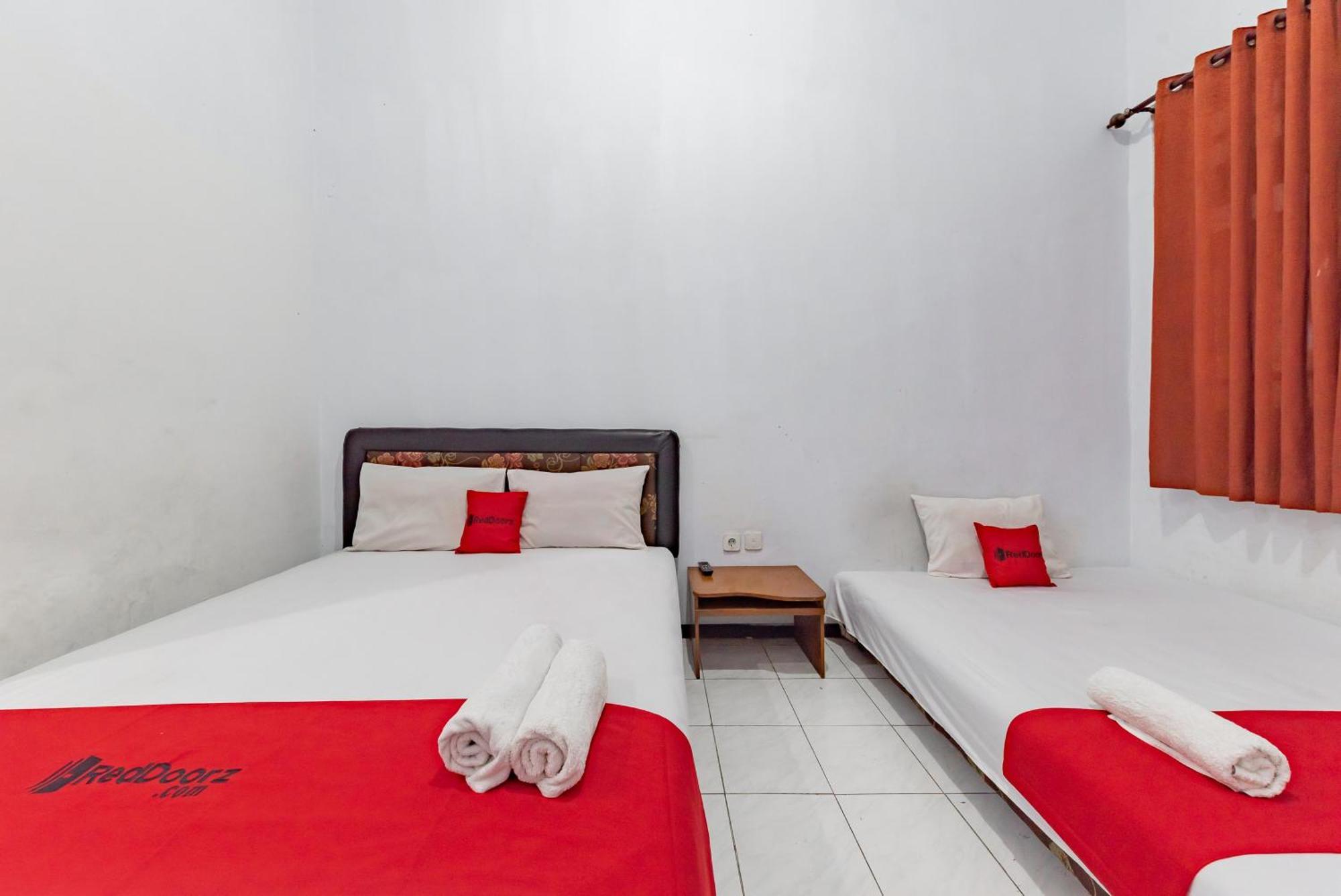 Reddoorz At Ciliwung Guest House Syariah Malang Esterno foto
