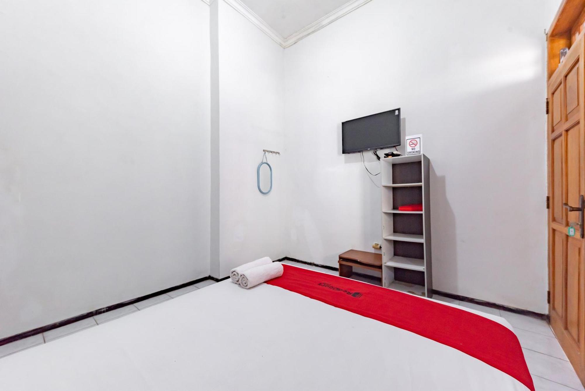 Reddoorz At Ciliwung Guest House Syariah Malang Esterno foto