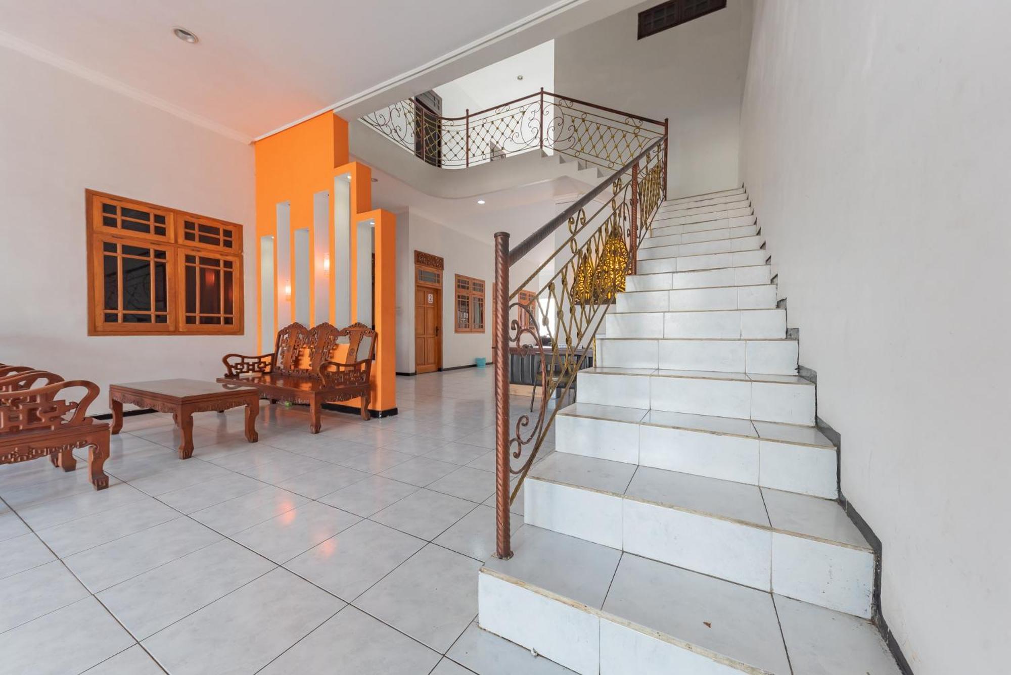 Reddoorz At Ciliwung Guest House Syariah Malang Esterno foto
