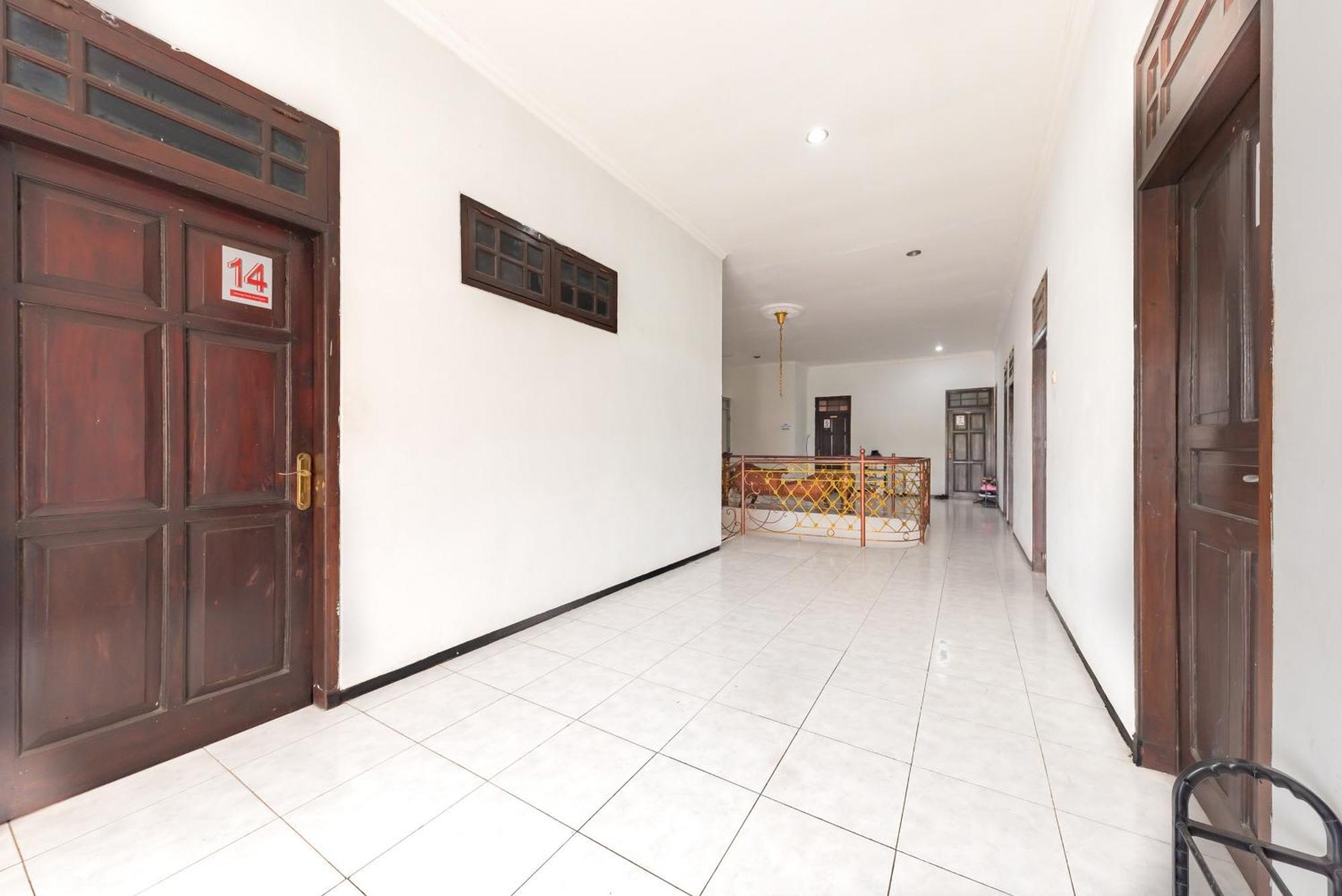 Reddoorz At Ciliwung Guest House Syariah Malang Esterno foto